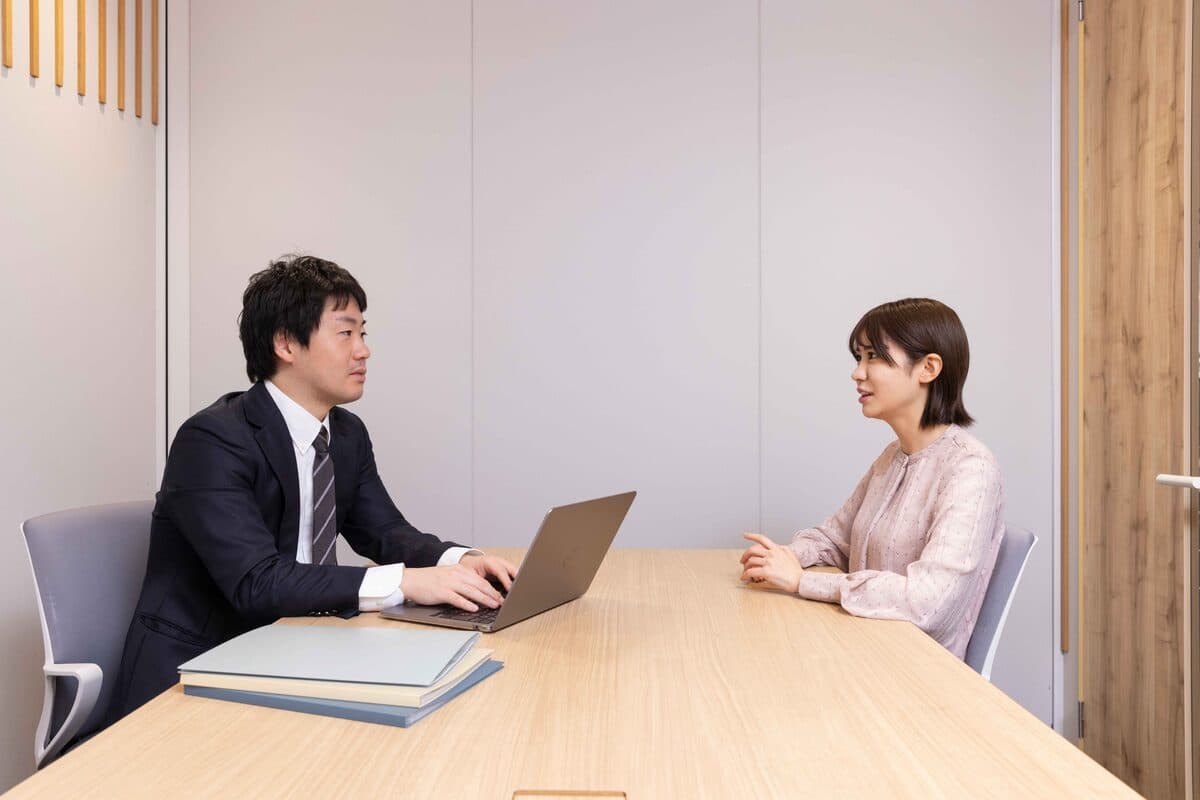 打合せをする弁護士と依頼者